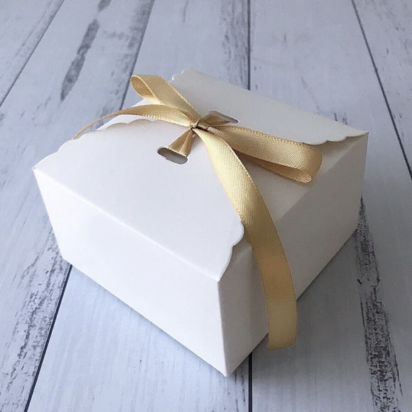White Paper Scallop Favor Boxes Packing Box